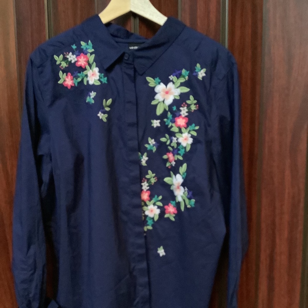 Navy blouse with embroidered flowers